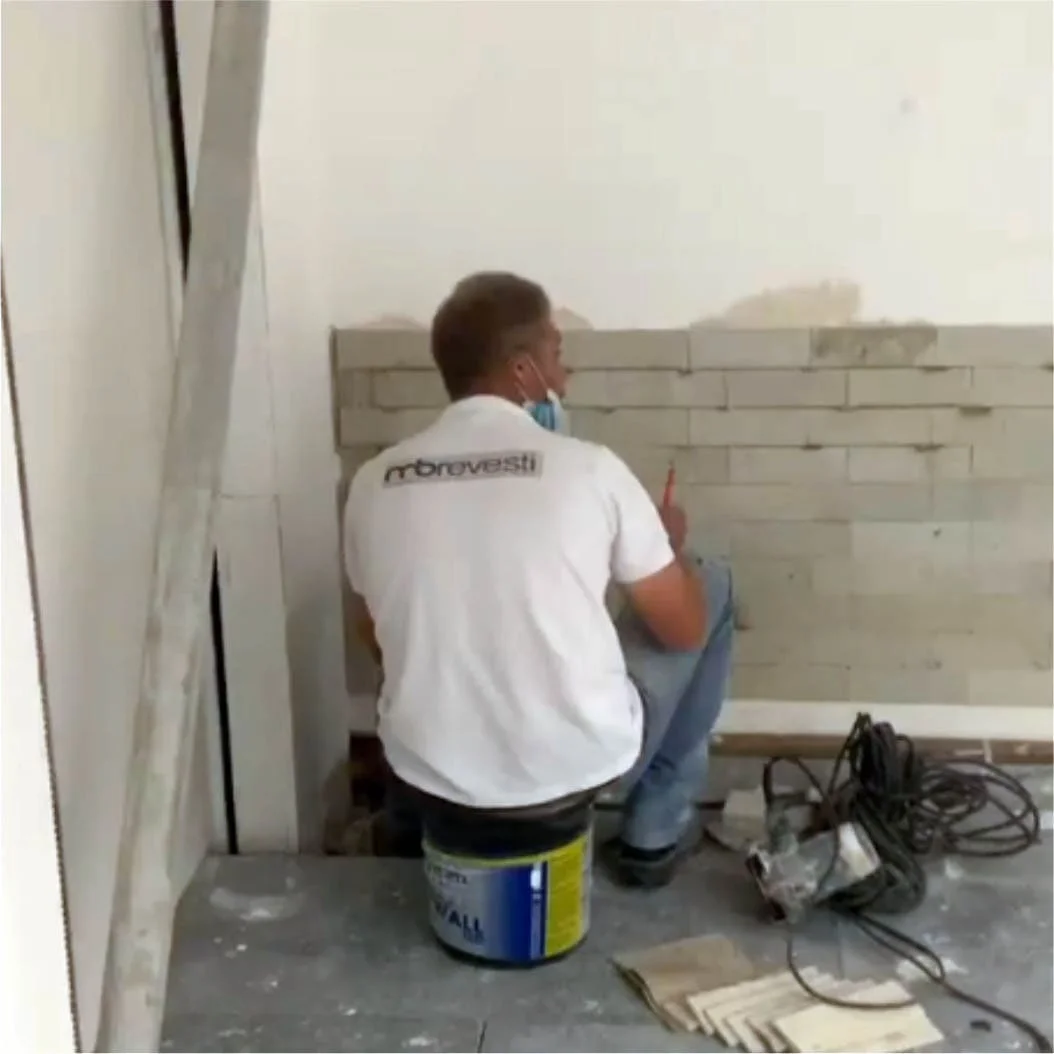 Detalhe de acabamento de pastilha em piscina - MB Revesti